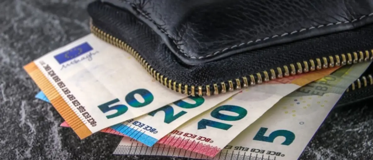 Catanzaro: gli sfilano il portafoglio dal finestrino mentre chiede informazioni e poi vogliono soldi per la restituzione