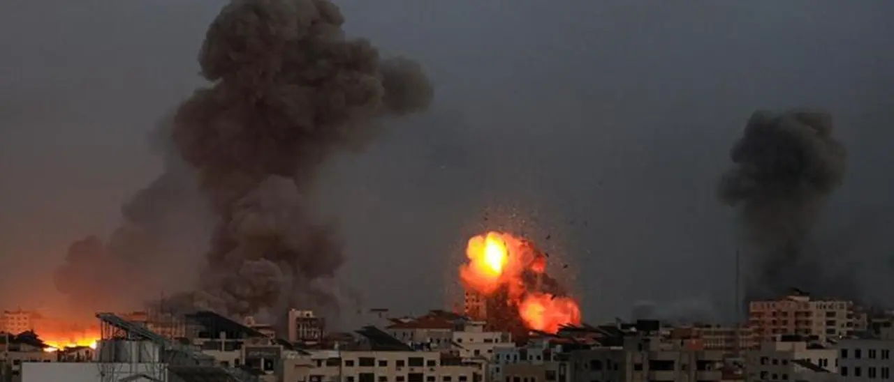 Duecento italiani rientrano dall’Israele con aerei militari. Altra notte di scontri al confine di Gaza