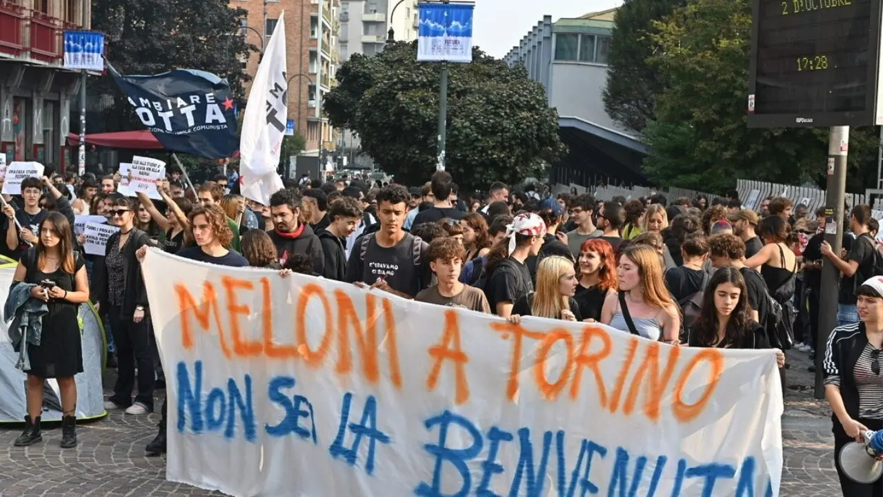 Manganellati e additati, a Torino non c’erano teppisti in piazza ma il Governo racconta un’altra storia