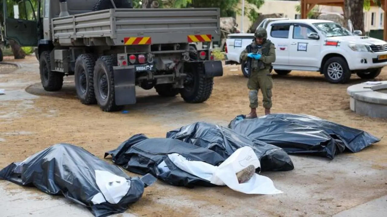 «Bambini israeliani decapitati», l’orrore della strage nel kibbutz sconvolge il mondo