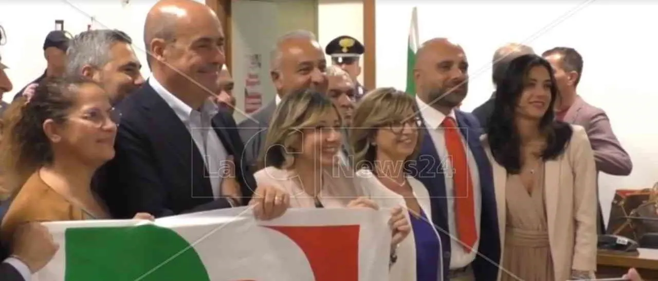 Zingaretti smemorato, elogia il “nuovo” Pd Calabria che vede solo lui e dimentica di aver alzato bandiera bianca