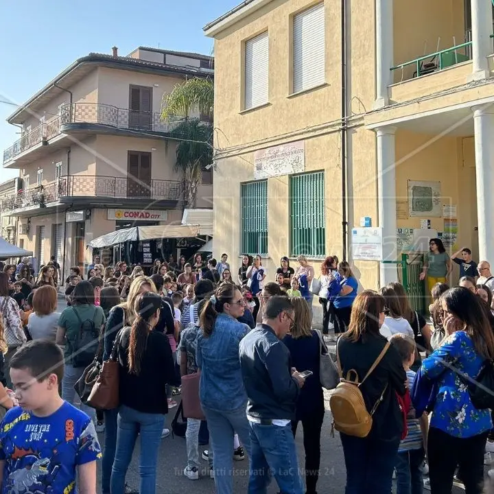 «La scuola si difende, non si taglia»: a Mileto protesta contro il dimensionamento scolastico