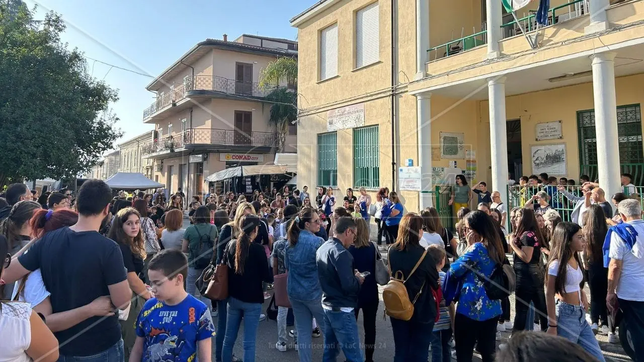 «La scuola si difende, non si taglia»: a Mileto protesta contro il dimensionamento scolastico