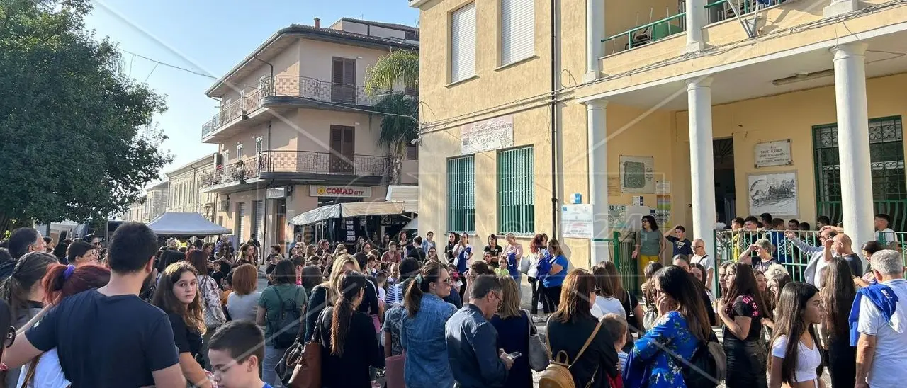 «La scuola si difende, non si taglia»: a Mileto protesta contro il dimensionamento scolastico