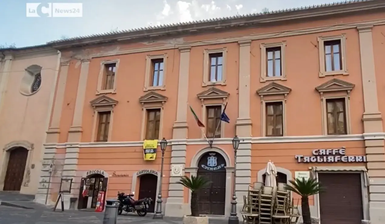 Furbetti del cartellino nella polizia locale di Corigliano Rossano, il segretario generale chiede il rito abbreviato