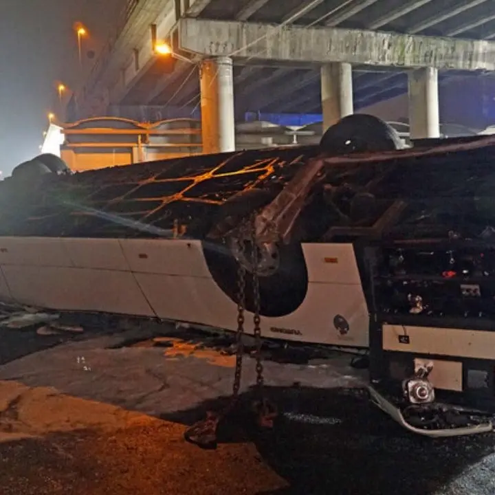 Bus precipitato da un cavalcavia a Mestre, 3 indagati per la strage costata la vita a 21 persone