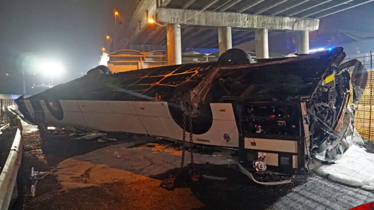 Bus precipitato da un cavalcavia a Mestre, 3 indagati per la strage costata la vita a 21 persone