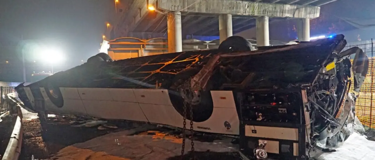 Bus precipitato da un cavalcavia a Mestre, 3 indagati per la strage costata la vita a 21 persone