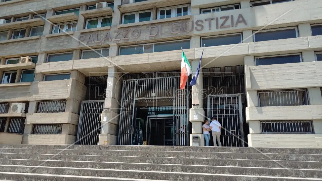 Processo sulle presunte molestie al liceo di Castrolibero, la ragazza che ha denunciato non sarà parte civile