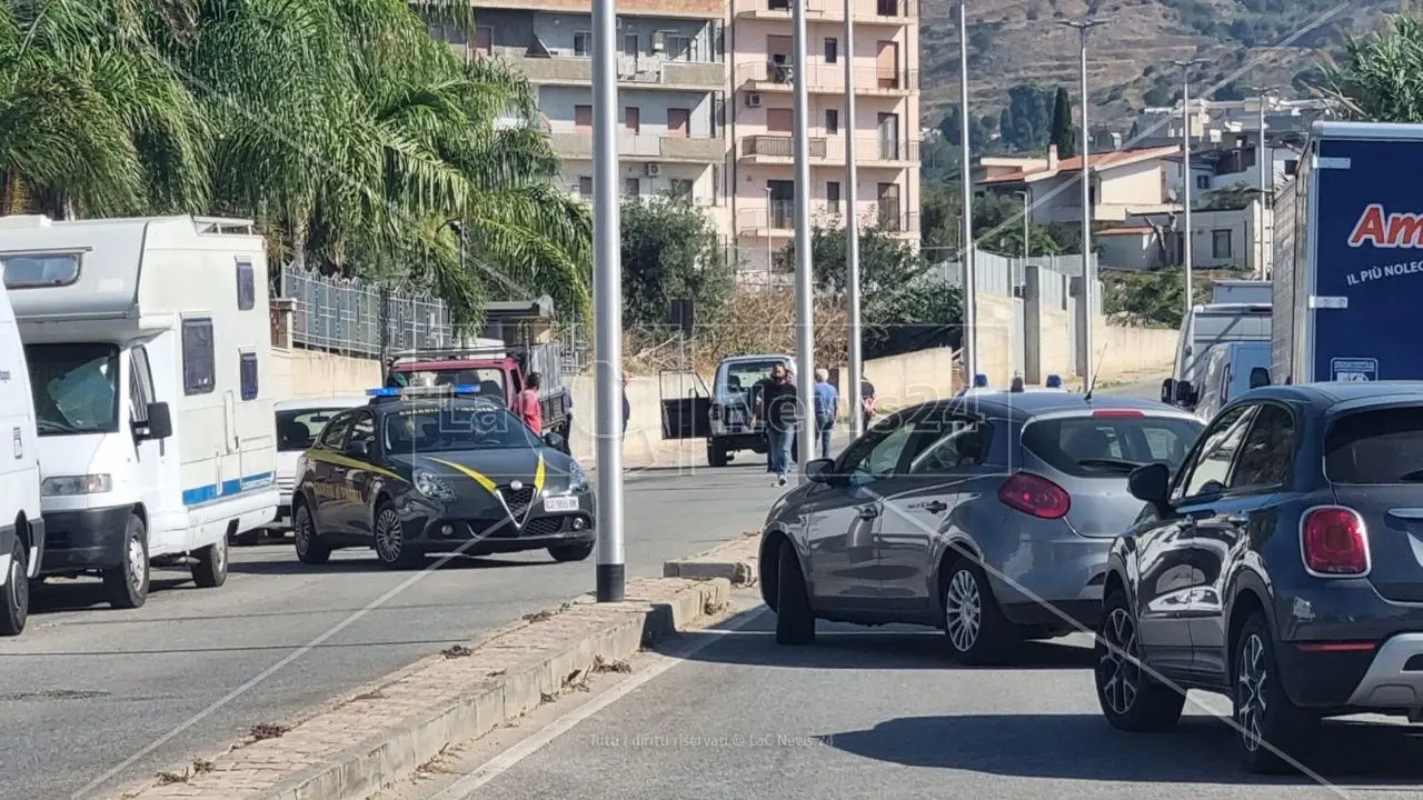 Reggio Calabria, agguato dinanzi a una scuola elementare: colpi di pistola verso un pregiudicato