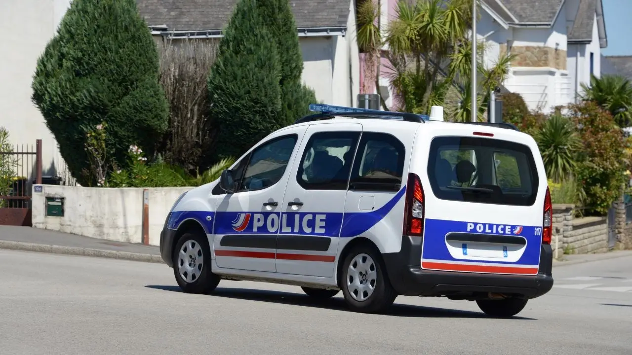 Attacco in una scuola in Francia: ucciso un insegnante, diversi feriti. L’aggressore avrebbe gridato “Allah Akbar”