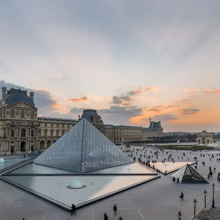 Il museo del Louvre chiude per motivi di sicurezza dopo l’attentato in un liceo nel nord della Francia