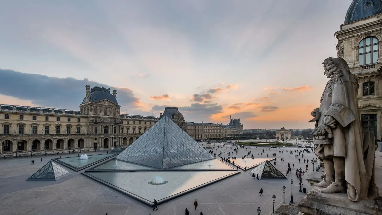 Il museo del Louvre chiude per motivi di sicurezza dopo l’attentato in un liceo nel nord della Francia