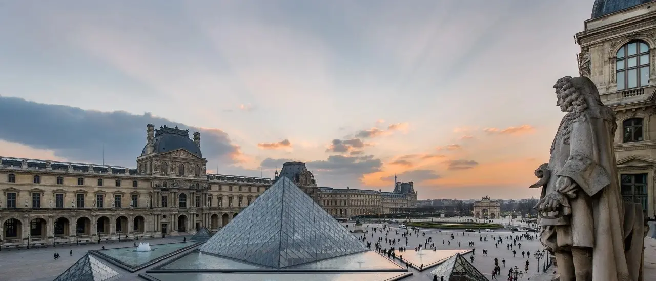 Il museo del Louvre chiude per motivi di sicurezza dopo l’attentato in un liceo nel nord della Francia