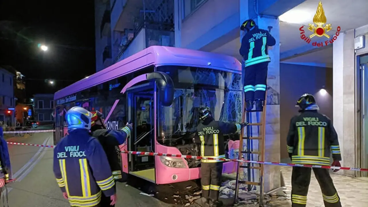 Nuovo incidente con bus a Mestre, è della stessa società di quello caduto dal cavalcavia: stop a tutti i mezzi