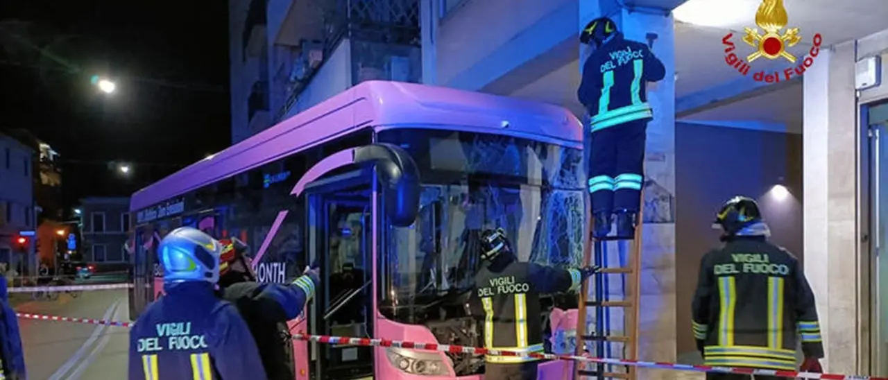 Nuovo incidente con bus a Mestre, è della stessa società di quello caduto dal cavalcavia: stop a tutti i mezzi
