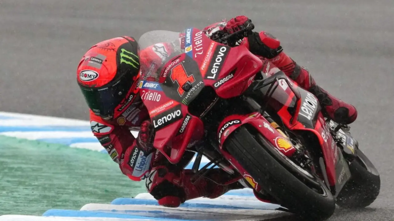 Capolavoro Bagnaia, cade Martin. Il pilota italiano vince in Indonesia e torna in testa al Mondiale