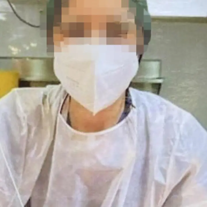 Caposala si fa scattare una foto mentre ricuce un cadavere dopo l’autopsia e la posta sui social