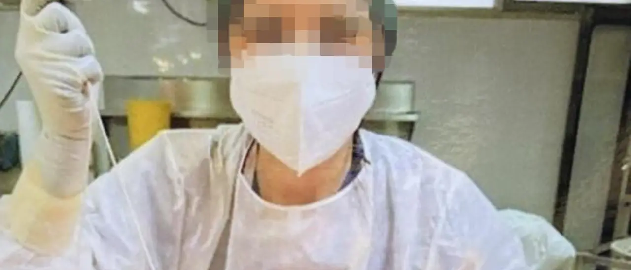 Caposala si fa scattare una foto mentre ricuce un cadavere dopo l’autopsia e la posta sui social