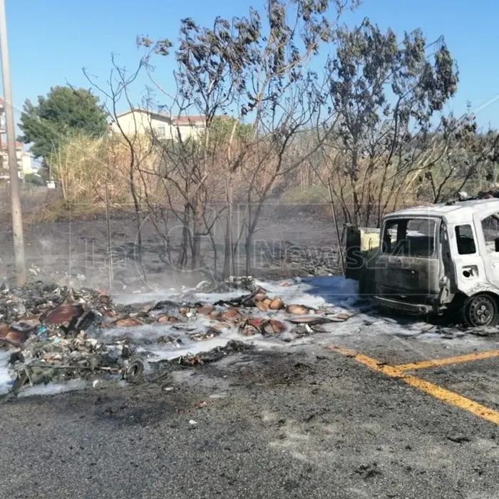 Incendio di vegetazione a Catanzaro distrugge auto dell’azienda sanitaria