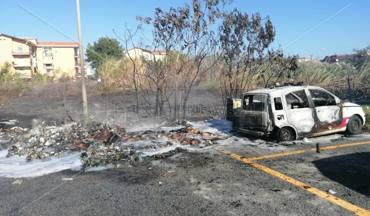 Incendio di vegetazione a Catanzaro distrugge auto dell’azienda sanitaria