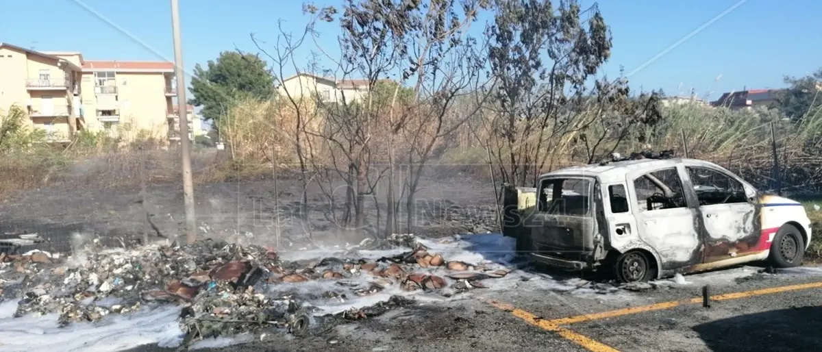 Incendio di vegetazione a Catanzaro distrugge auto dell’azienda sanitaria