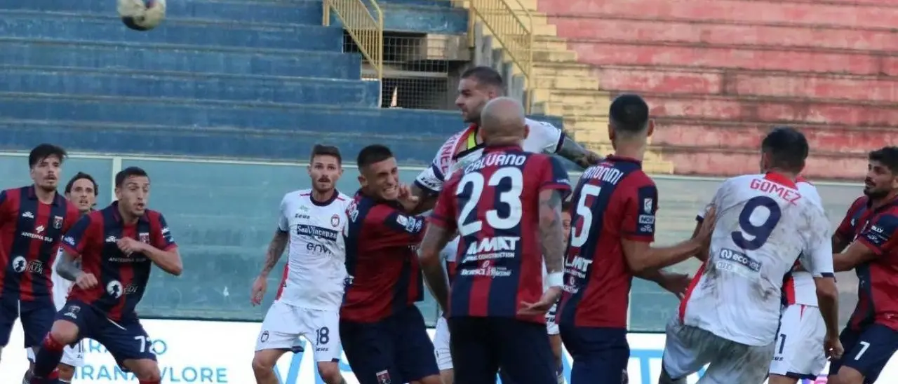 Il Taranto senza pubblico regola un Crotone troppo discontinuo: 2 a 1 per i ragazzi di Capuano