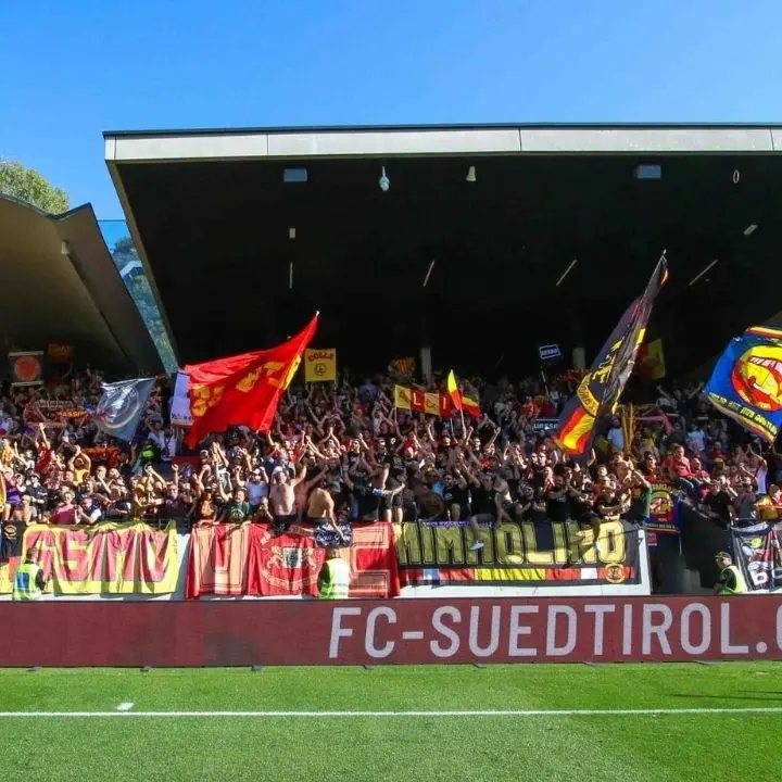 Como-Catanzaro, i tifosi giallorossi sfrattano quelli lombardi: stadio Sinigaglia quasi pieno