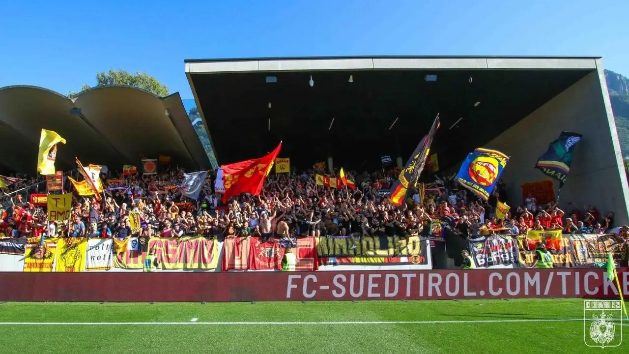 Como-Catanzaro, i tifosi giallorossi sfrattano quelli lombardi: stadio Sinigaglia quasi pieno