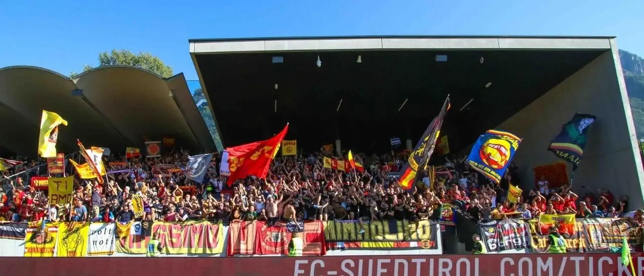 Como-Catanzaro, i tifosi giallorossi sfrattano quelli lombardi: stadio Sinigaglia quasi pieno