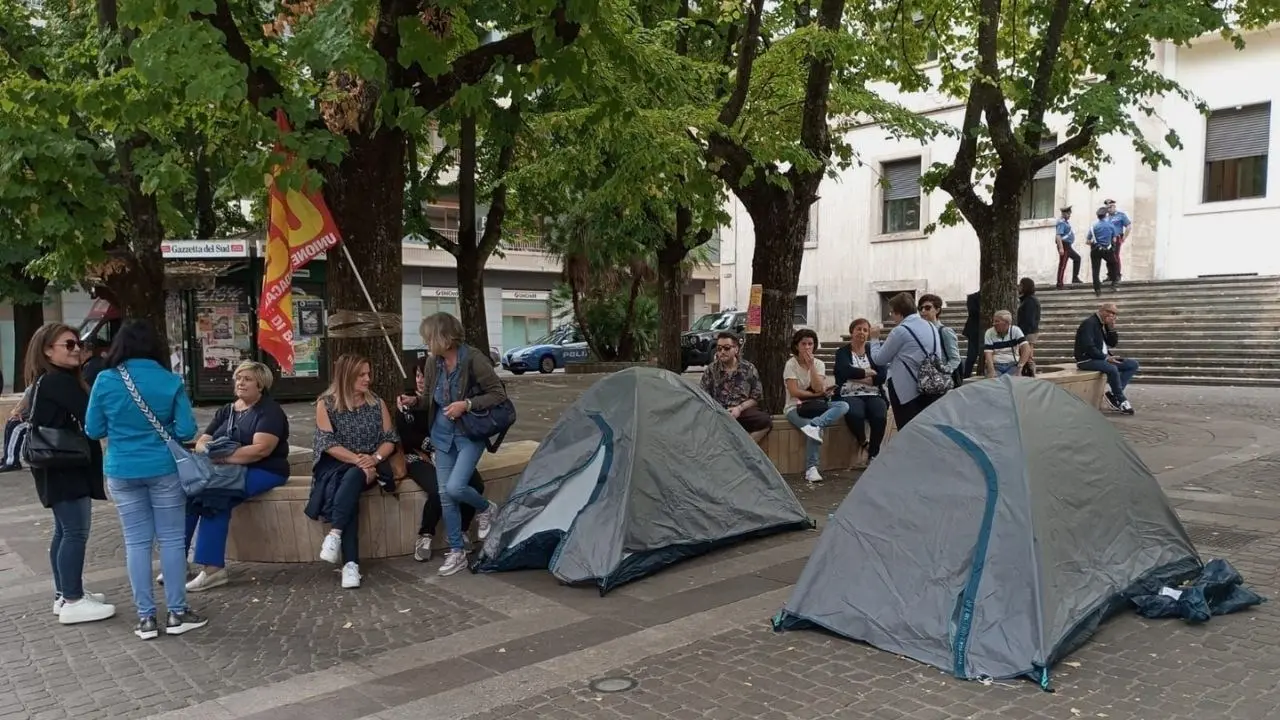 Tirocinanti, mobilitazione dell’Usb a Cosenza: «Da oggi presidio permanente davanti alla Prefettura»