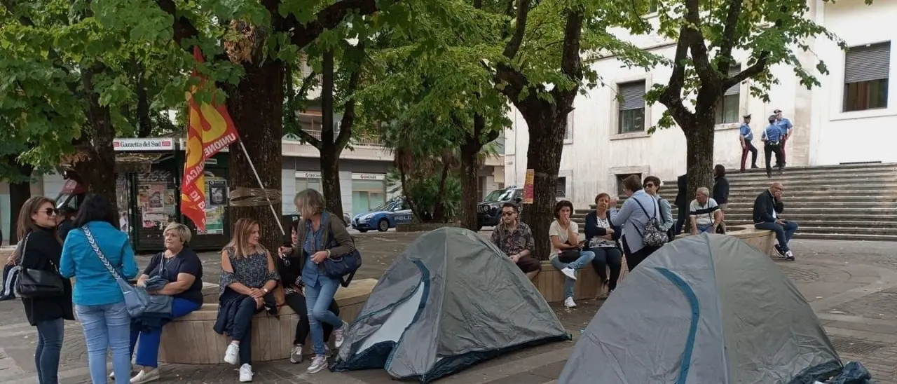 Tirocinanti, mobilitazione dell’Usb a Cosenza: «Da oggi presidio permanente davanti alla Prefettura»