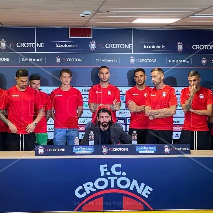 Crotone, clamoroso dietrofront della società: i calciatori salvano mister Zauli