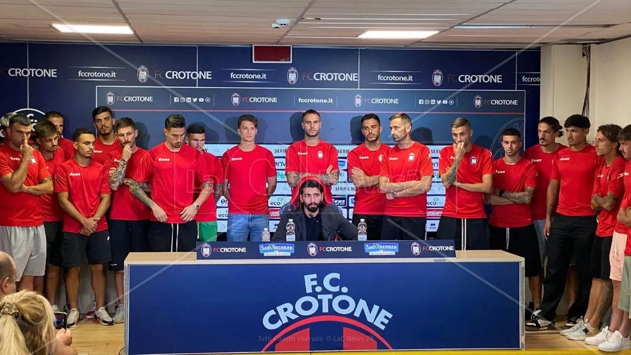 Crotone, clamoroso dietrofront della società: i calciatori salvano mister Zauli