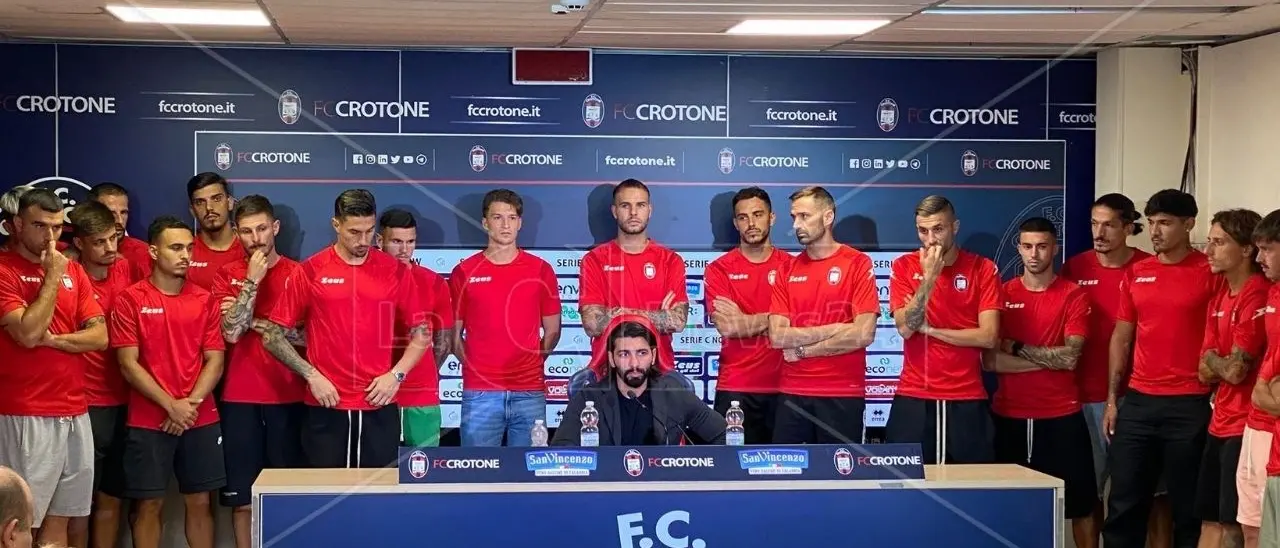 Crotone, clamoroso dietrofront della società: i calciatori salvano mister Zauli