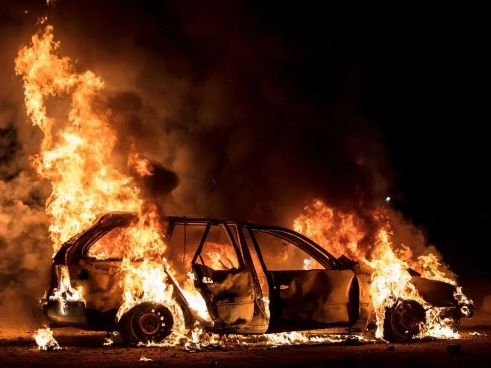 Schiavonea: incendio doloso distrugge l’auto dell’ex consigliera comunale Ida Gattuso, sorella del campione del mondo Rino