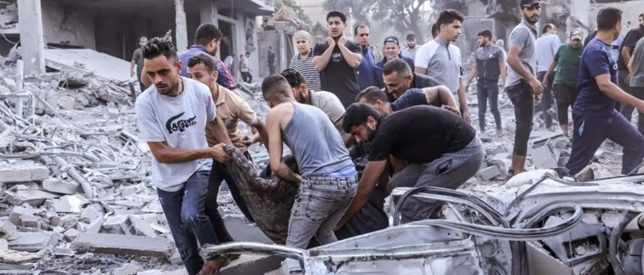 Apocalisse a Gaza, colpito un ospedale: centinaia di morti. I palestinesi: «500 vittime». Israele: «Missile di Hamas»