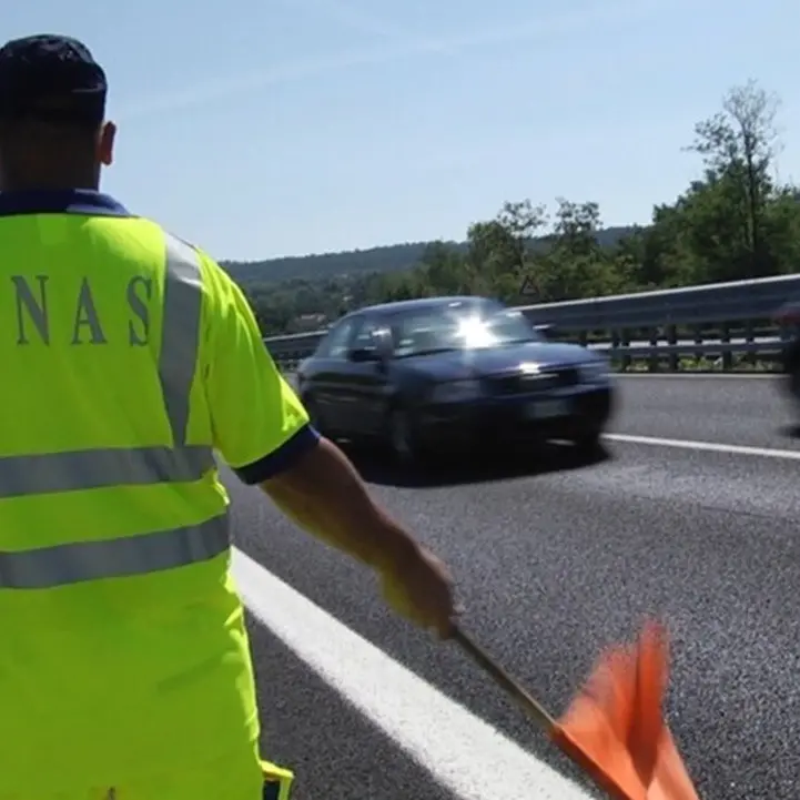 Camion si ribalta sulla statale 18 nel Cosentino: ferito il conducente