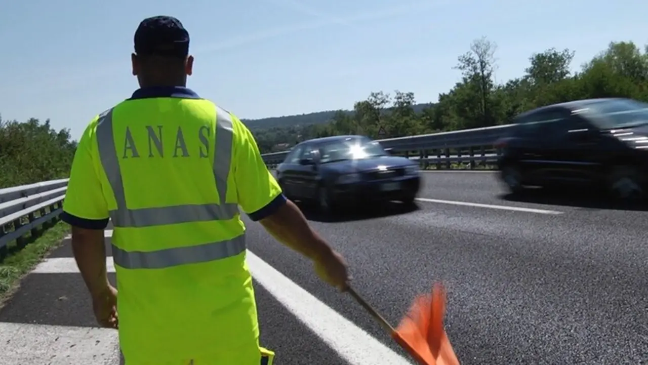 Camion si ribalta sulla statale 18 nel Cosentino: ferito il conducente