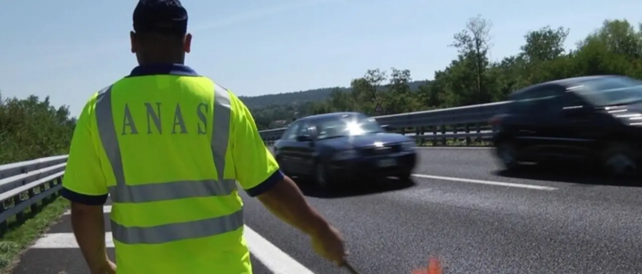 Camion si ribalta sulla statale 18 nel Cosentino: ferito il conducente