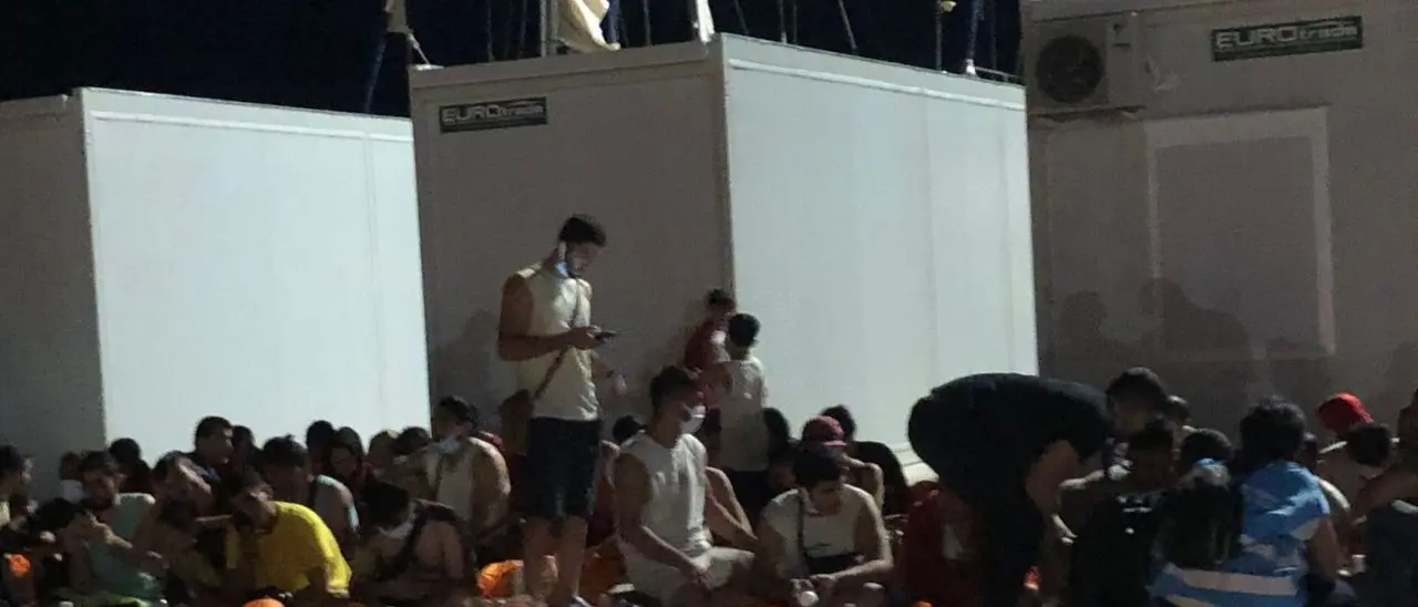 Migranti, ancora arrivi in Calabria: 86 persone sbarcate in nottata al porto di Roccella