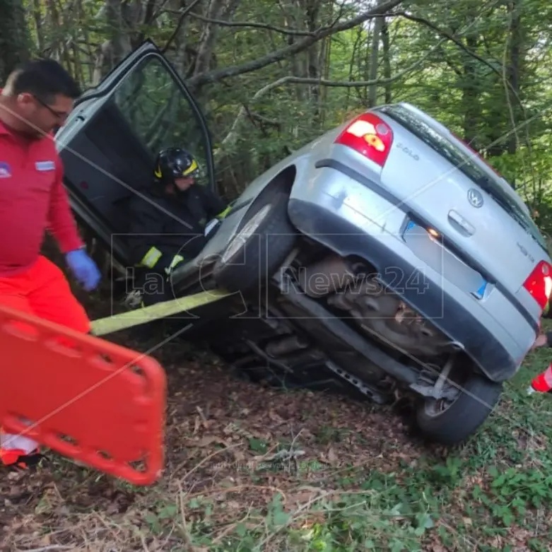 Incidente nel Vibonese, 93enne perde il contro dell’auto e finisce fuori strada