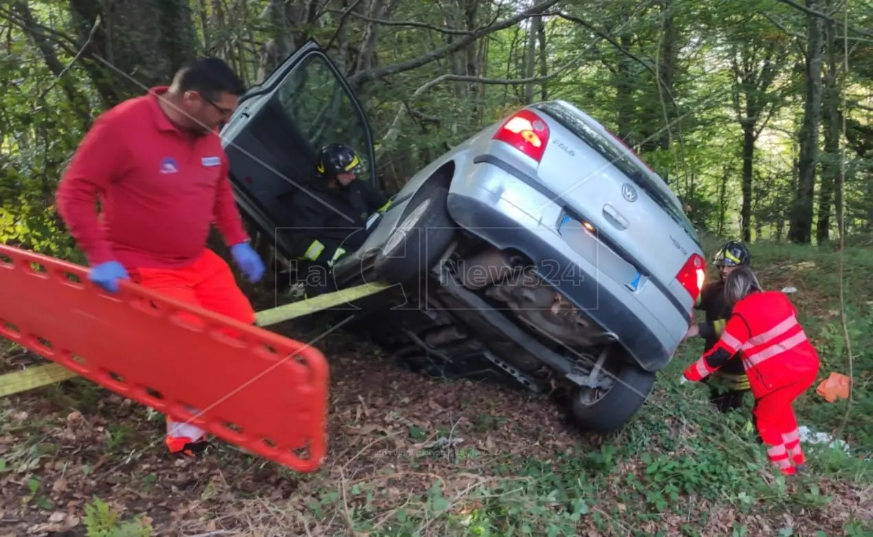 Incidente nel Vibonese, 93enne perde il contro dell’auto e finisce fuori strada