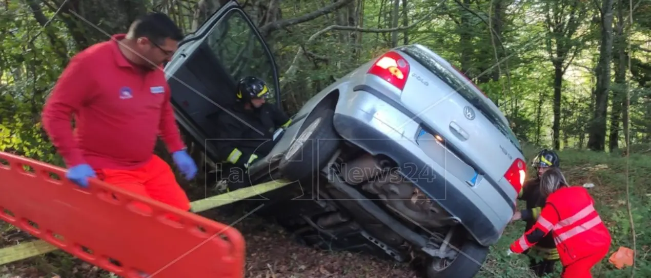 Incidente nel Vibonese, 93enne perde il contro dell’auto e finisce fuori strada