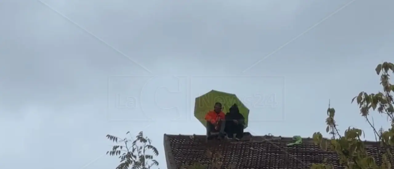 Corigliano Rossano, gli ex addetti al verde pubblico scendono dal tetto: convocata una riunione in Prefettura
