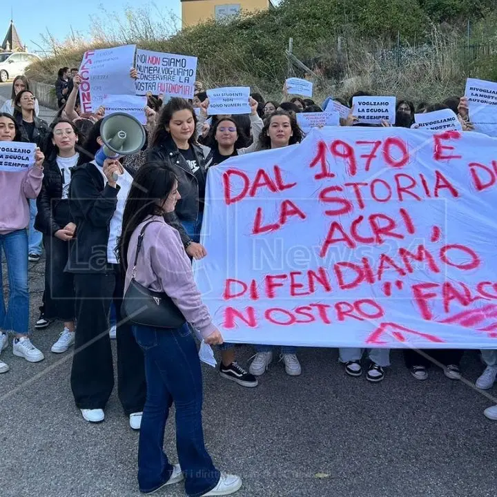 Dimensionamento scolastico, ad Acri “salvati” 4 istituti su 6 ma gli studenti protestano: «Cancellato un pezzo di storia»