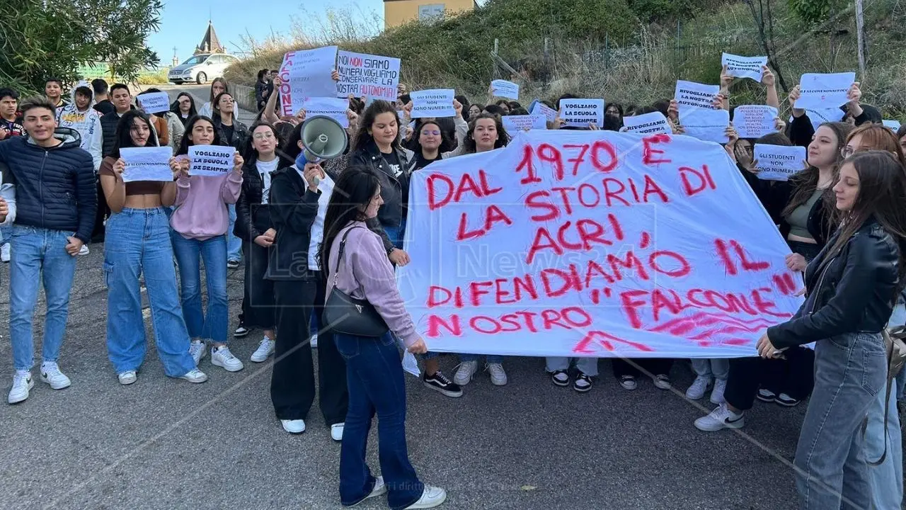 Dimensionamento scolastico, ad Acri “salvati” 4 istituti su 6 ma gli studenti protestano: «Cancellato un pezzo di storia»