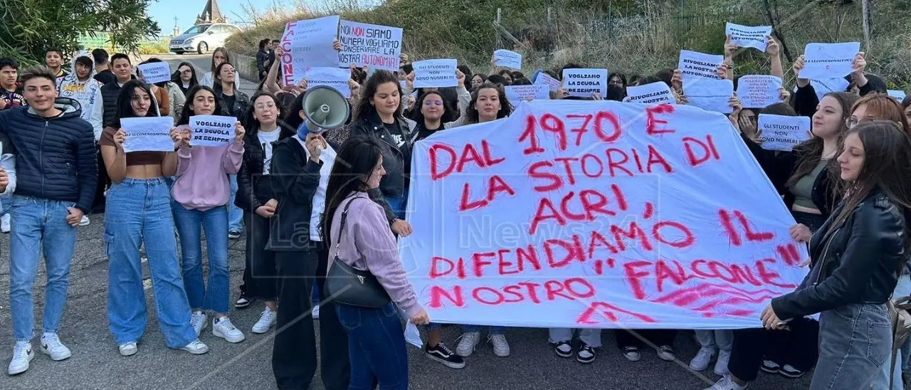 Dimensionamento scolastico, ad Acri “salvati” 4 istituti su 6 ma gli studenti protestano: «Cancellato un pezzo di storia»