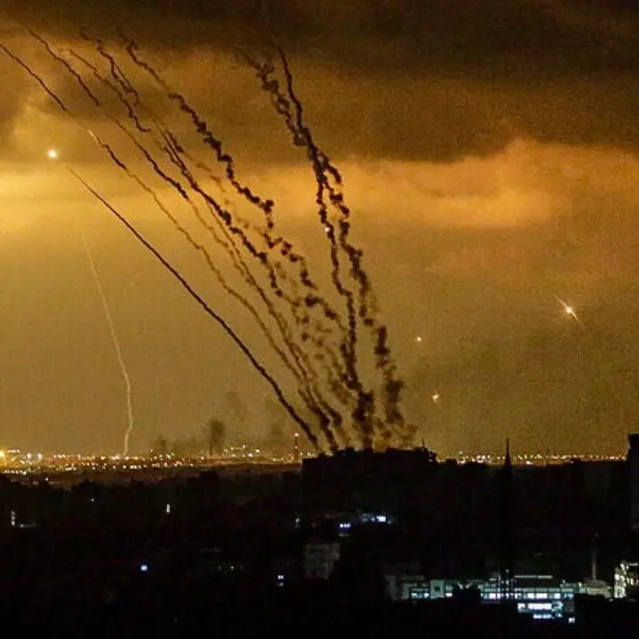 La guerra tra Israele e Hamas rischia di infiammare tutto il Medio Oriente: attacchi dal Libano e dallo Yemen