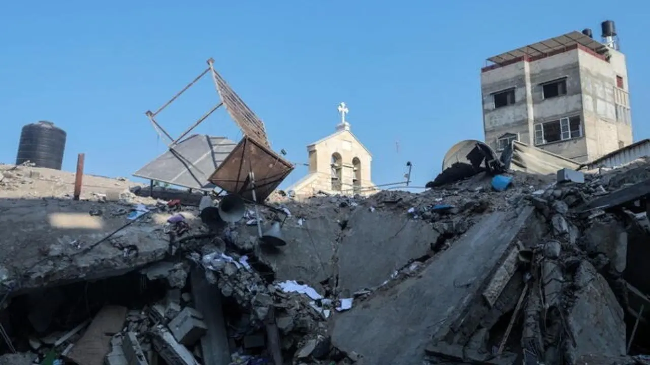 Bombe di Israele colpiscono chiesa con più di 400 rifugiati a Gaza, morte almeno 17 persone